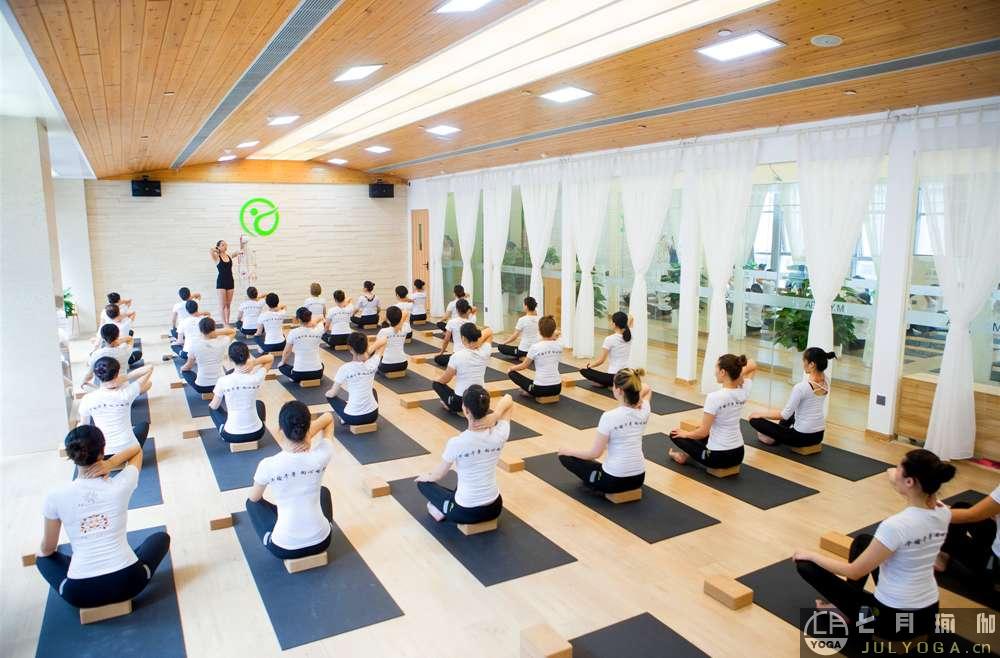 想学瑜伽，瑜伽教练培训哪里好，如何选择一个好的瑜伽教练培训机构？